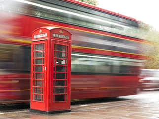 Fototapete - Red Phone cabine and bus in London.