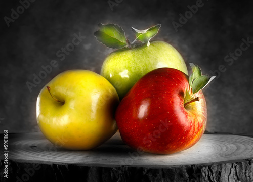 Fototapeta na wymiar Tris di mele su sfondo in bianco e nero
