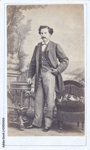Fototapeta na szkło Antyczny portret dżentelmena. Studio fotograficzne. Zabytkowe.