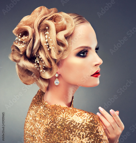 Fototapeta na wymiar Mmodel in a Golden dress with a fashionable hairstyle
