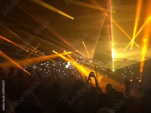 Fotografie, Obraz crowd of young party people at dj concert