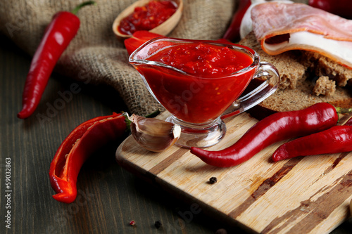 Board z aluminiowym obramowaniem Kompozycja z sosem salsa