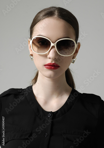 Board z aluminiowym obramowaniem Moda kobieta portret nosi okulary na szaro