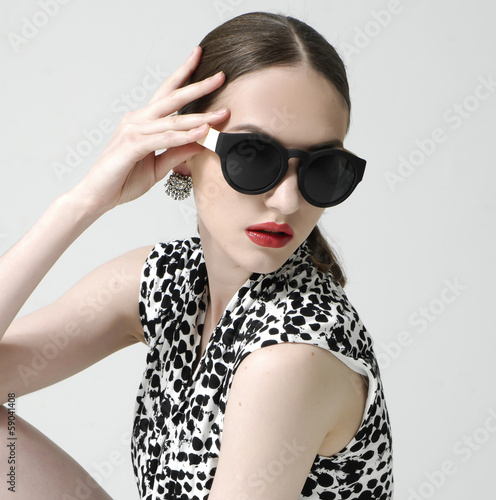 Board z aluminiowym obramowaniem Moda kobieta portret nosi okulary
