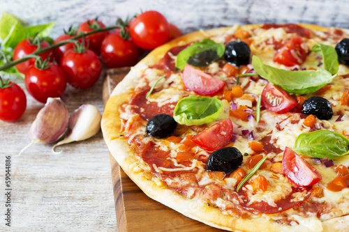 Naklejka samoprzylepna Pizza - włoska pizza z salami i czarnymi oliwkami