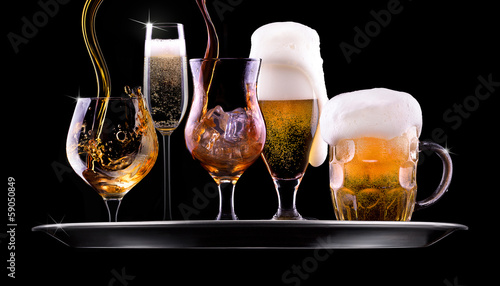 Board z aluminiowym obramowaniem Zestaw z różnymi napojami na czarnym tle