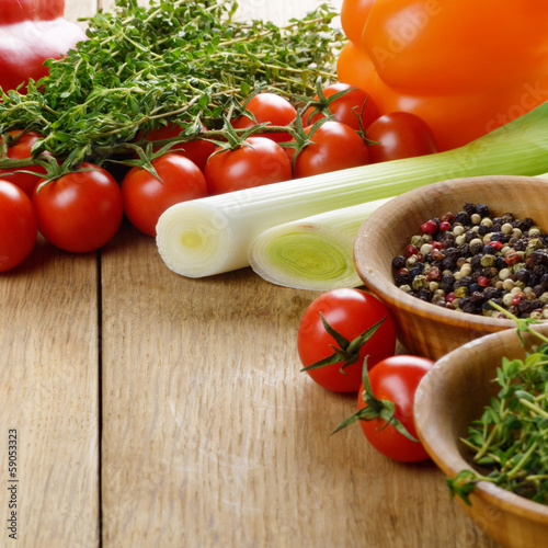 Board z aluminiowym obramowaniem Świeże warzywa i przyprawy organiczne