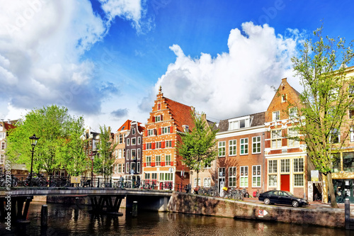 Fotoboard na płycie Amsterdam z kanałem w centrum, w Holandii.