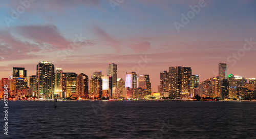 Board z aluminiowym obramowaniem Scena nocna miami