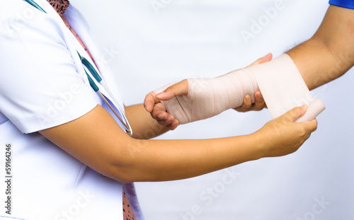Fotomural Doctor imposes bandage to a patient