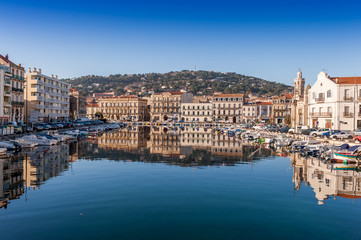 Wall Mural - Façades et reflets sur le Canal de la Peyrade à Sète dans l'Hérault, en Occitanie, France