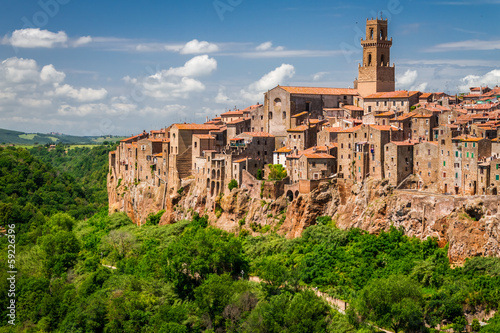 Obraz na płótnie canvas Miasto pitigliano na klifie, Włochy