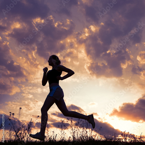 Board z aluminiowym obramowaniem Sylwetka kobieta działa pod błękitne niebo z chmurami