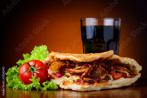 Tapeta ścienna Kebab, warzywa i napój coli