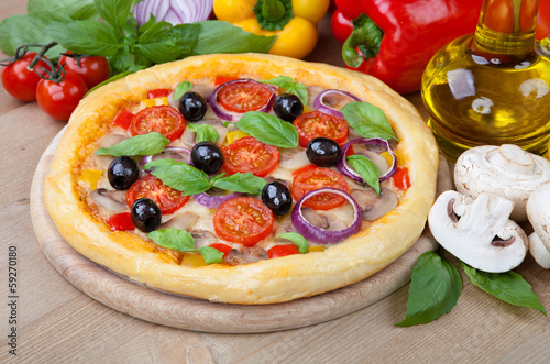 Tapeta ścienna Smaczna pizza i świeże składniki na stole
