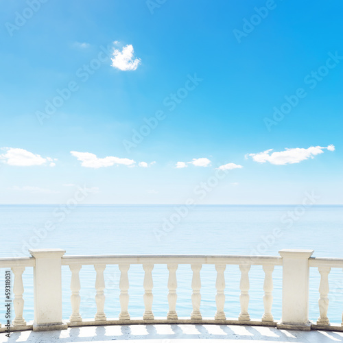 bialy-balkon-na-tarasie-w-poblizu-morza-i-niebieskiego-nieba
