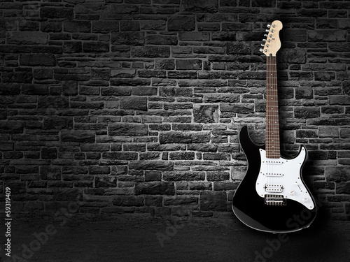 Plakat na papierze fotorealistycznym Gitara na ścianie