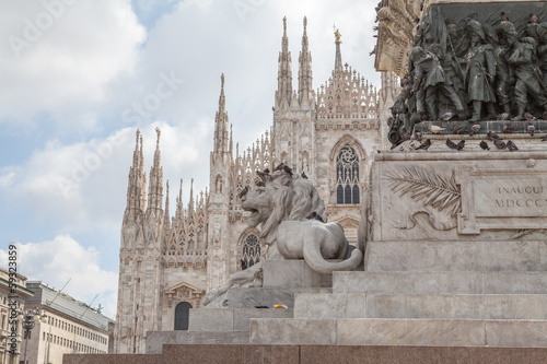Board z aluminiowym obramowaniem Pomnik w pobliżu katedry w Mediolanie / Duomo di Milano