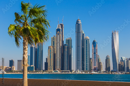 Board z aluminiowym obramowaniem Przystań w Dubaju. 
