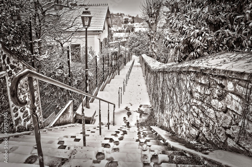 zasniezone-miejskie-schody-w-paryzu-fotografia-w-stylu-vintage