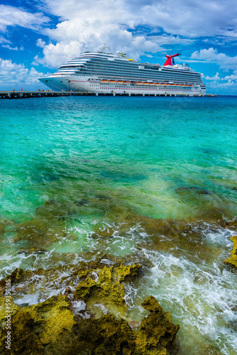 Board z aluminiowym obramowaniem Statek wycieczkowy zadokowany w Cozumel, Meksyk