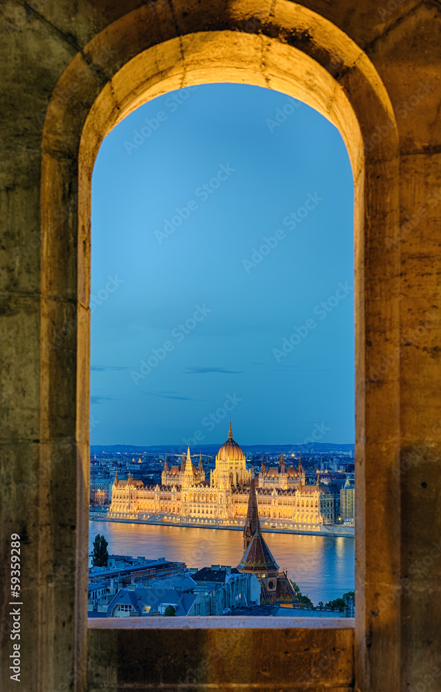 oswietlony-baszta-rybacka-w-budapeszcie