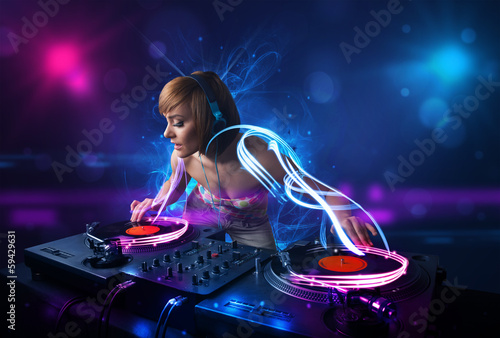Plakat na papierze fotorealistycznym Disc jockey, grający muzykę z efektami i światłami elektro
