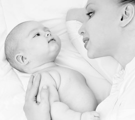 Fototapete - happy mother with baby