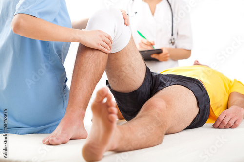 Cuadros en Lienzo Medical team examining knee condition