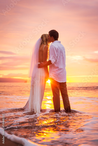 Foto-Rollo - Bride and Groom, Enjoying Amazing Sunset on a Beautiful Tropical (von EpicStockMedia)