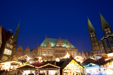 Fototapete - City Hall and Christmas market in Bremen by night
