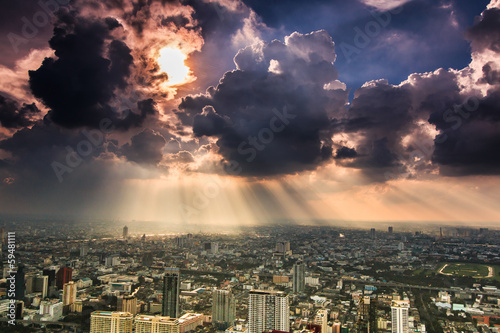 Obraz na płótnie canvas Promienie światła świeci przez ciemne chmury nad Bangkok, Tajlandia