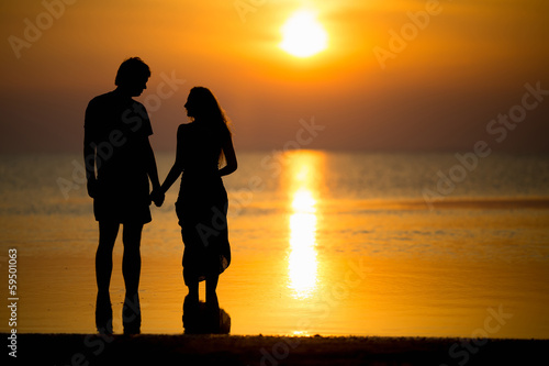 Fototeppich - Silhouette of young couple (von Sergey Sukhorukov)