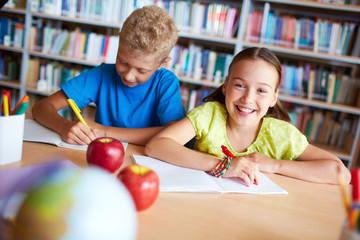 Canvas Print - Classmates in library