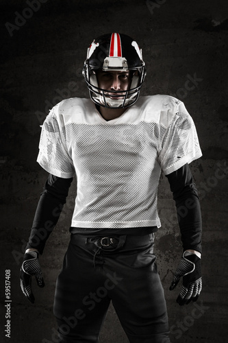 Foto-Doppelrollo - Portrait of american football player looking at camera on dark b (von guerrieroale)