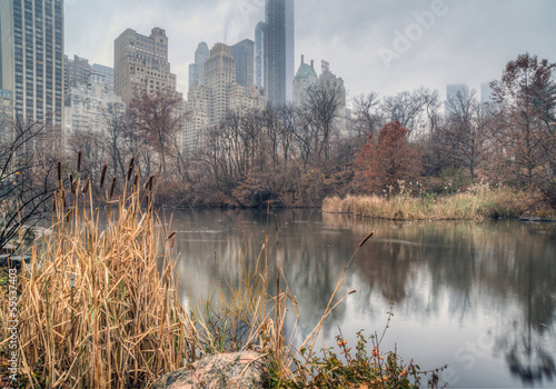 Fotoboard na płycie Central Park, Nowy Jork w mglisty dzień