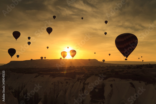 Obraz na płótnie canvas dwuczęściowy "dyptyk" Balony w cappadocia na tle nieba świt