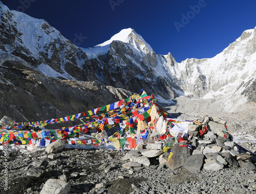 Obraz na płótnie canvas dwuczęściowy "dyptyk" Buddyzm flaga everest basecamp z Nepalu w