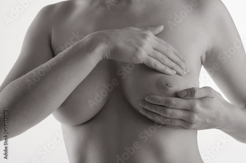 Junge Frau beim abtasten ihrer Brust Fototapet