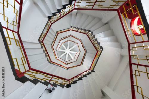 Board z aluminiowym obramowaniem W górę widok białych spiralnych schodów