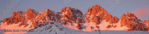 Board z aluminiowym obramowaniem Niektóre widoki dolomiti alps Italy podczas zima czasu.