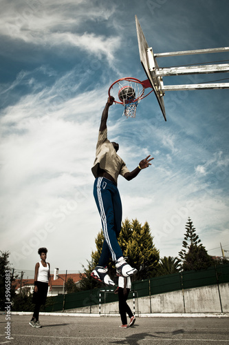 Foto-Leinwand mit Rahmen - Playing Basketball (von ikostudio)
