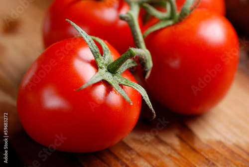 Board z aluminiowym obramowaniem Makro organicznych pomidorów na drewnianym stole