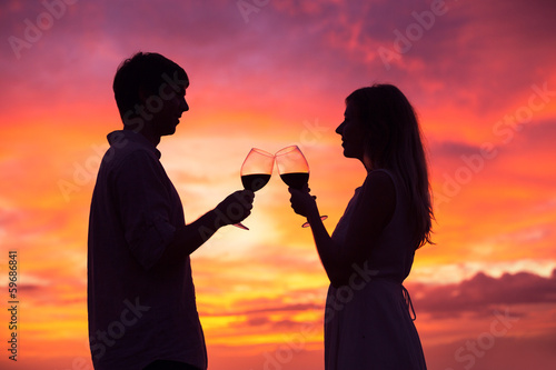 Foto-Kassettenrollo - Silhouette of couple drinking wine at sunset (von EpicStockMedia)