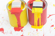 Rote und gelbe farbdose mit pinsel