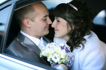 Wall Mural - bride and groom in the car