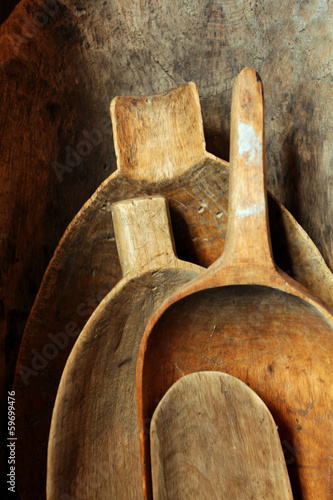 Board z aluminiowym obramowaniem Zabytkowe drewniane naczynia