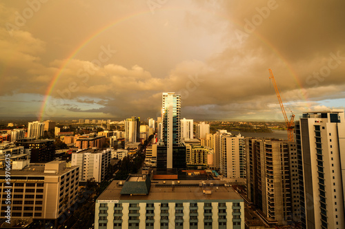 Board z aluminiowym obramowaniem Perth skyline z tęczy