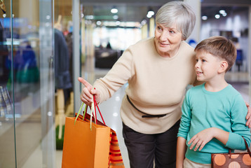 Canvas Print - Looking at shop window