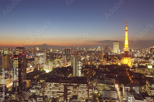 Tapeta ścienna Skyline tokyo, japonia na tokio tower i góry fuji